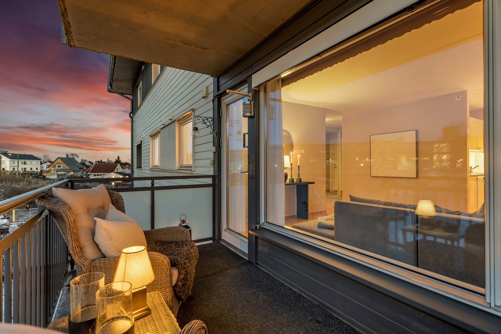 Balkongen er overbygget og har gode solforhold. Galleribilde