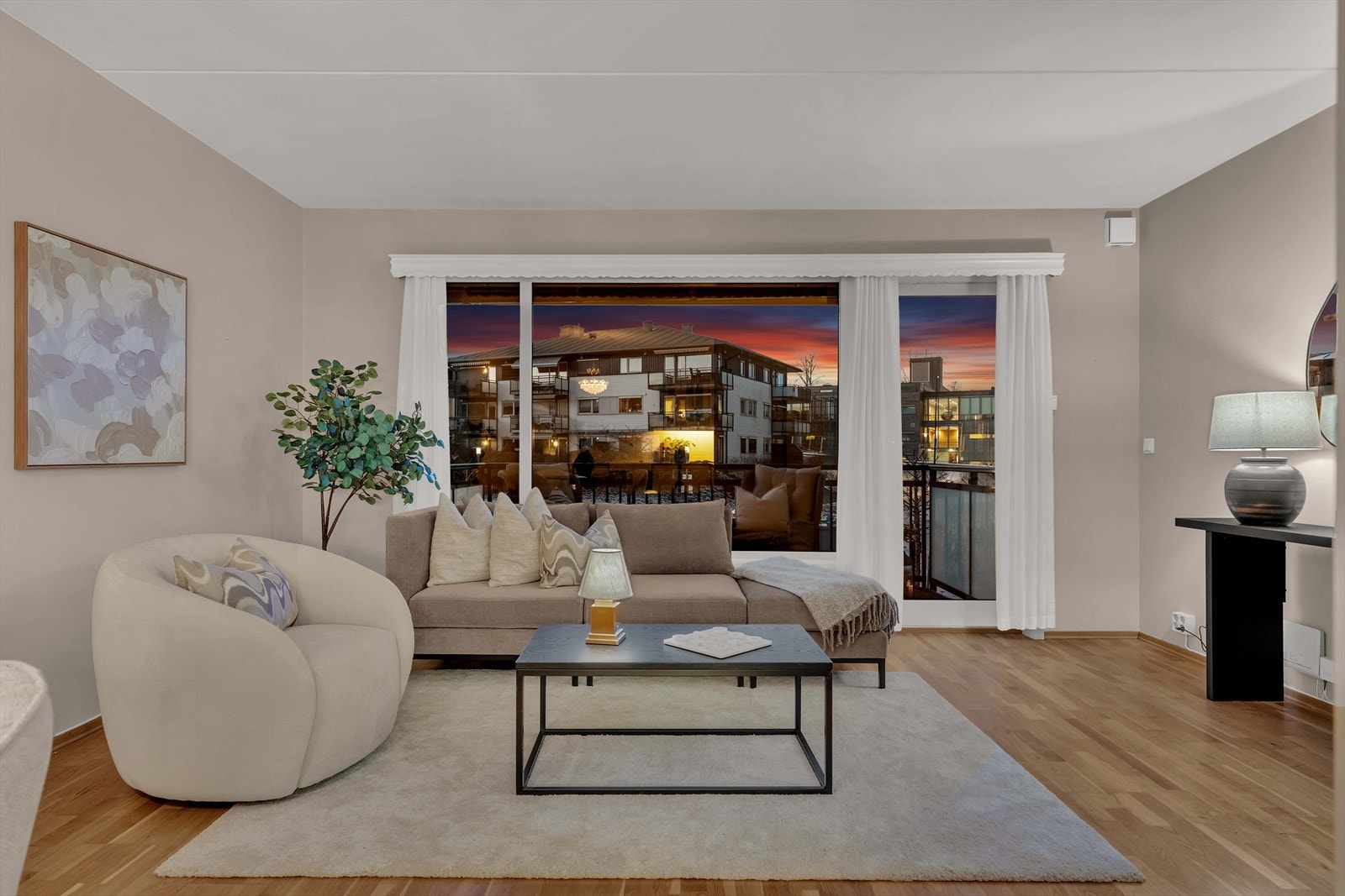 De store vindusflatene slipper inn rikelig med naturlig lys i stuen. Galleribilde