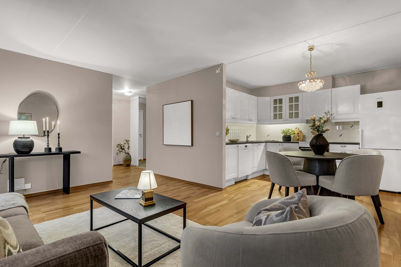 Kjøkkenet er i åpen løsning mot stuen og har god plass til en spisestue. Galleribilde