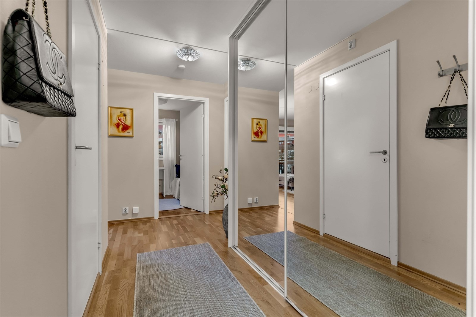 Velkommen inn! I entreen er det stor skyvedørsgarderobe med speilfronter. Galleribilde