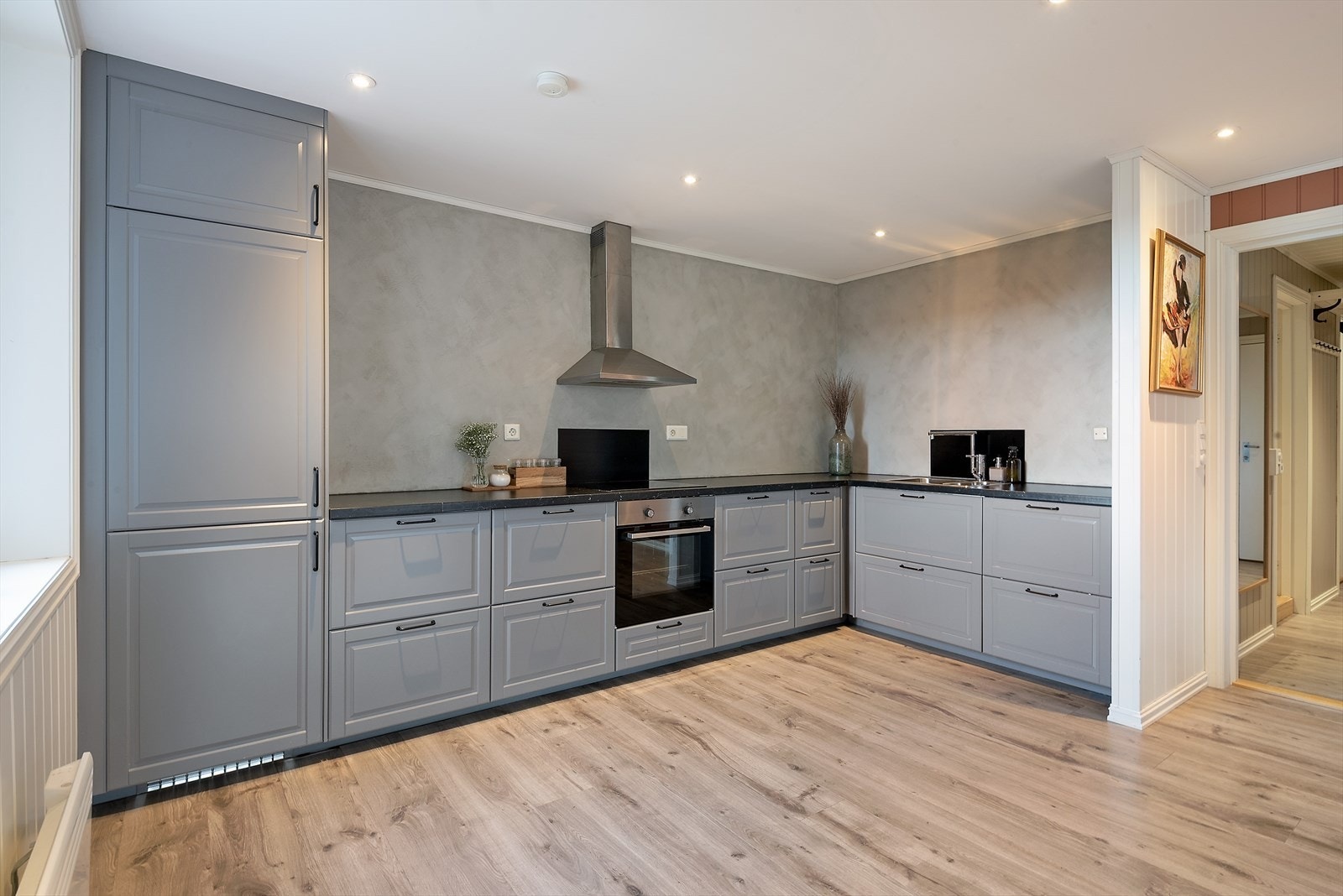 Smakfullt kjøkken med profilerte fronter. Galleribilde