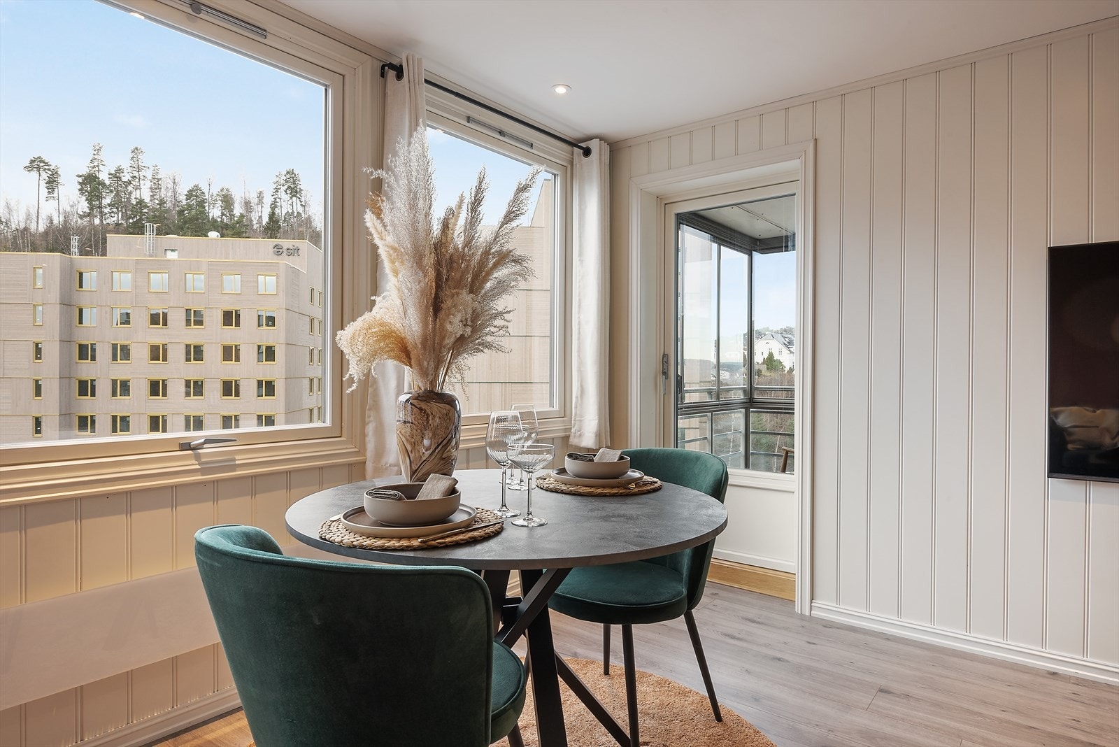 Utgang til innglasset balkong. Galleribilde