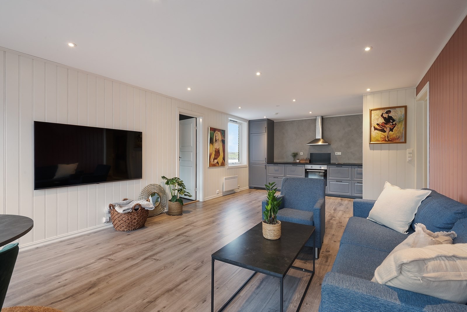 Åpen løsning mellom kjøkken og stue. Galleribilde