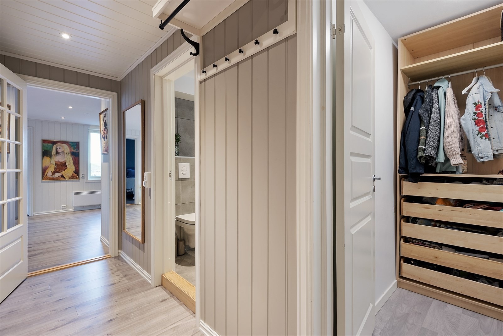 Gang med oppheng for jakker. Galleribilde