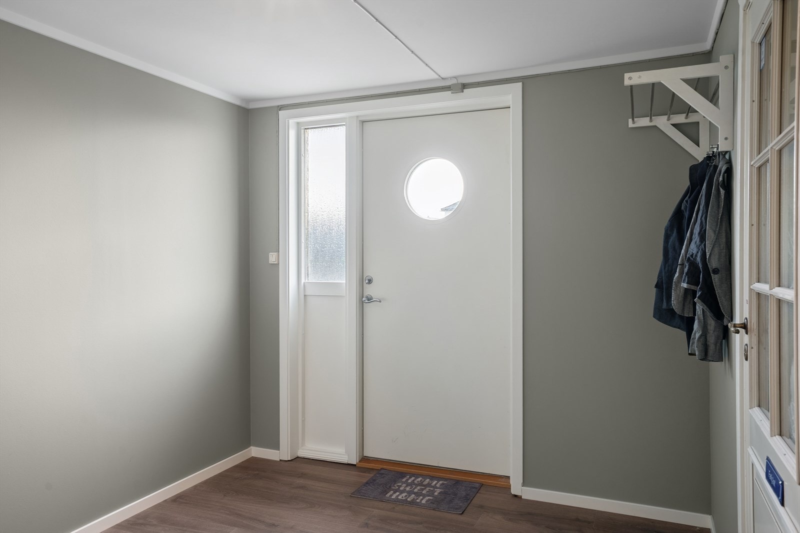 Boligen har en felles entré med leiligheten i første etasje. Galleribilde