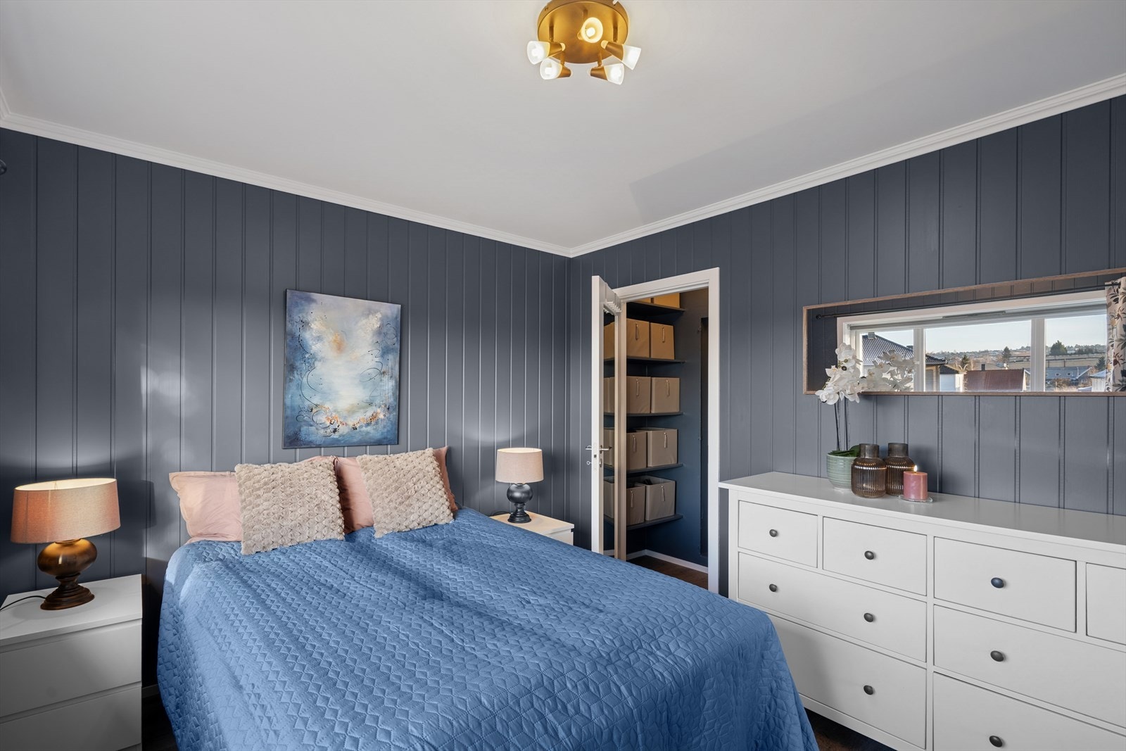 Leiligheten har et stort soverom med god plass til både dobbeltseng og tilhørende nattbord. Galleribilde