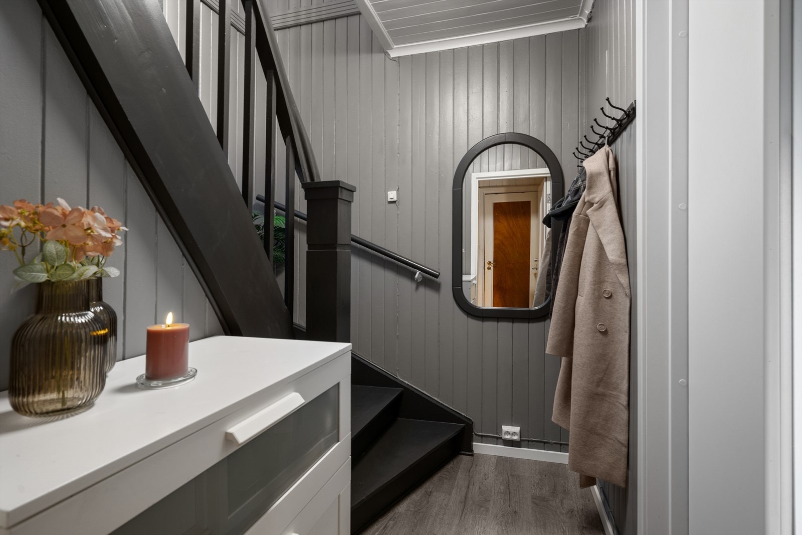 Man kommer videre inn til trappeoppgangen til boligen. Galleribilde