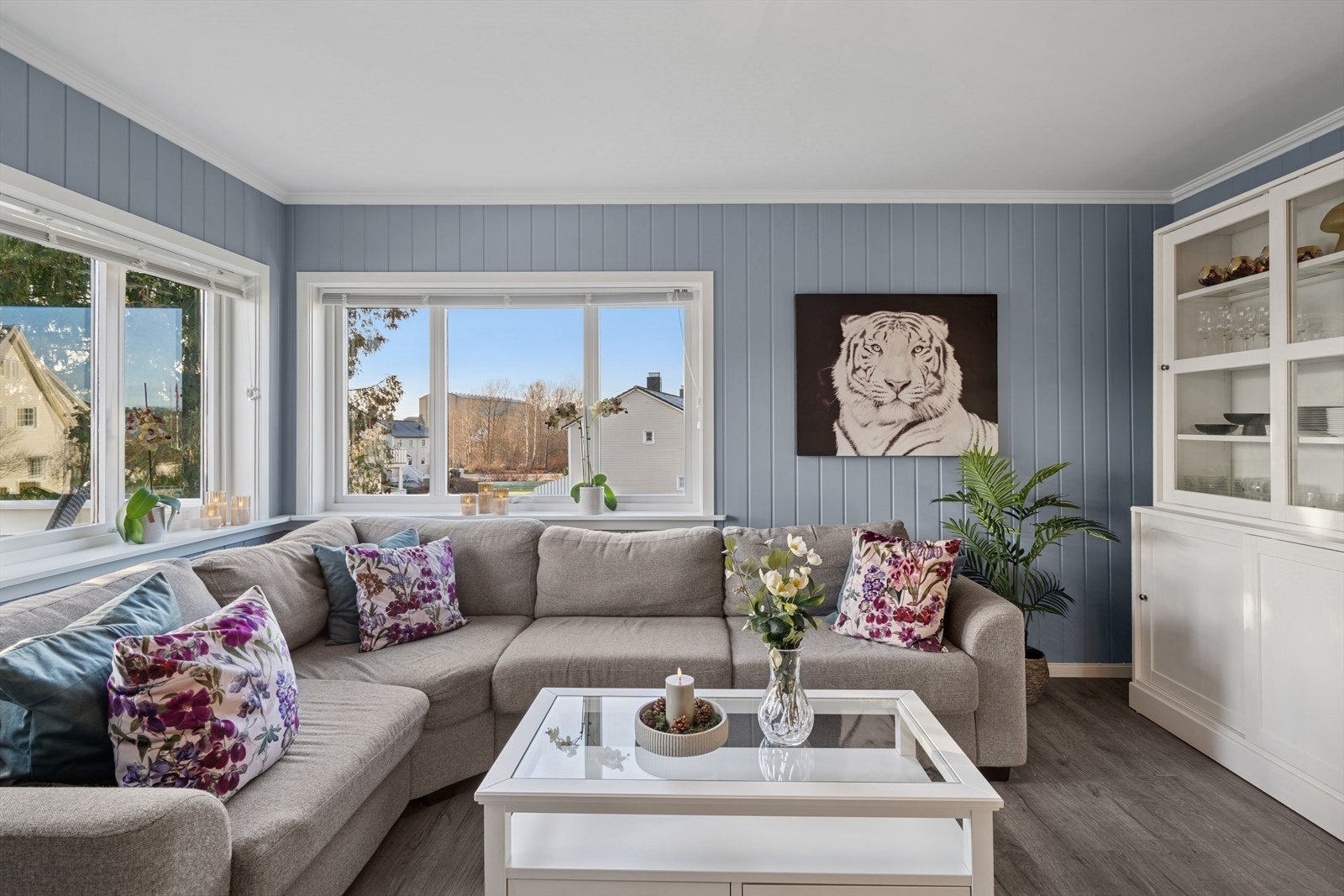 De store vinduene slipper inn rikelig med lys og byr på en frodig utsikt. Galleribilde