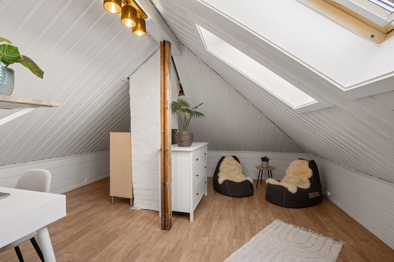 Loftet er romslig, og det er innredet med sitteplass, kontorplass og seng. Galleribilde