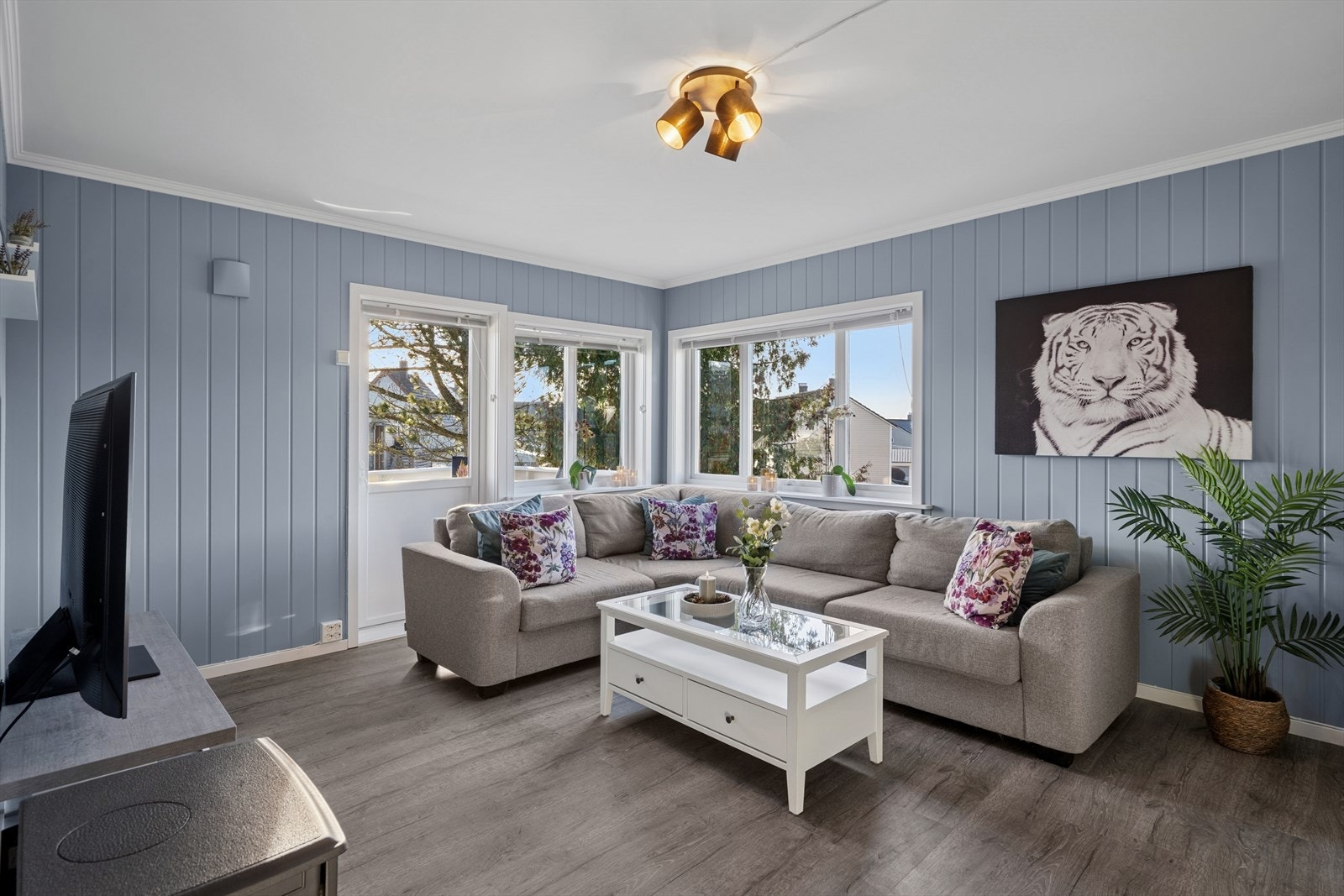 Stuen fremstår som romslig og har en god planløsning som gjør det enkelt å innrede de ulike sonene etter eget ønske. Galleribilde