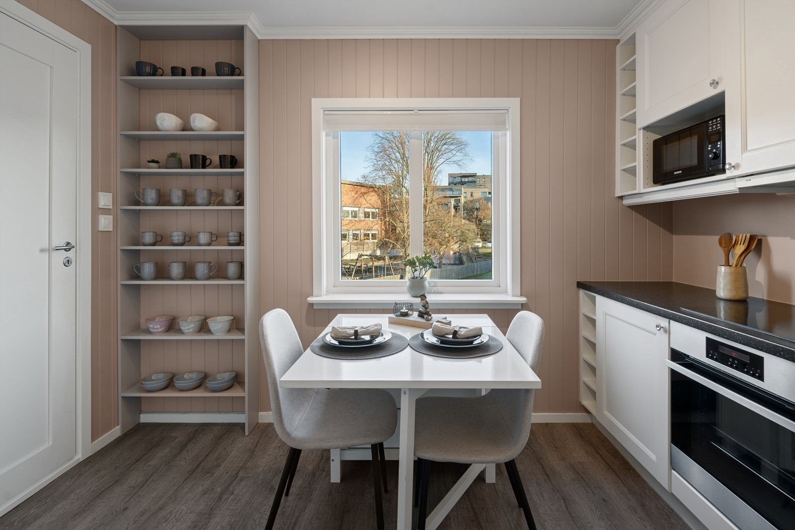 Adskilt kjøkken med god plass til et hyggelig frokostbord ved vindu. Her kan du nyte morgenkaffen! Galleribilde