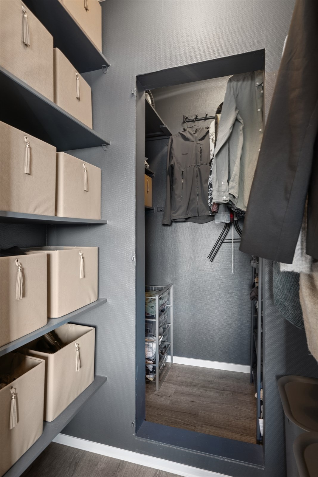 Her er det også innredet med en praktisk og flott walk-in closet. Galleribilde