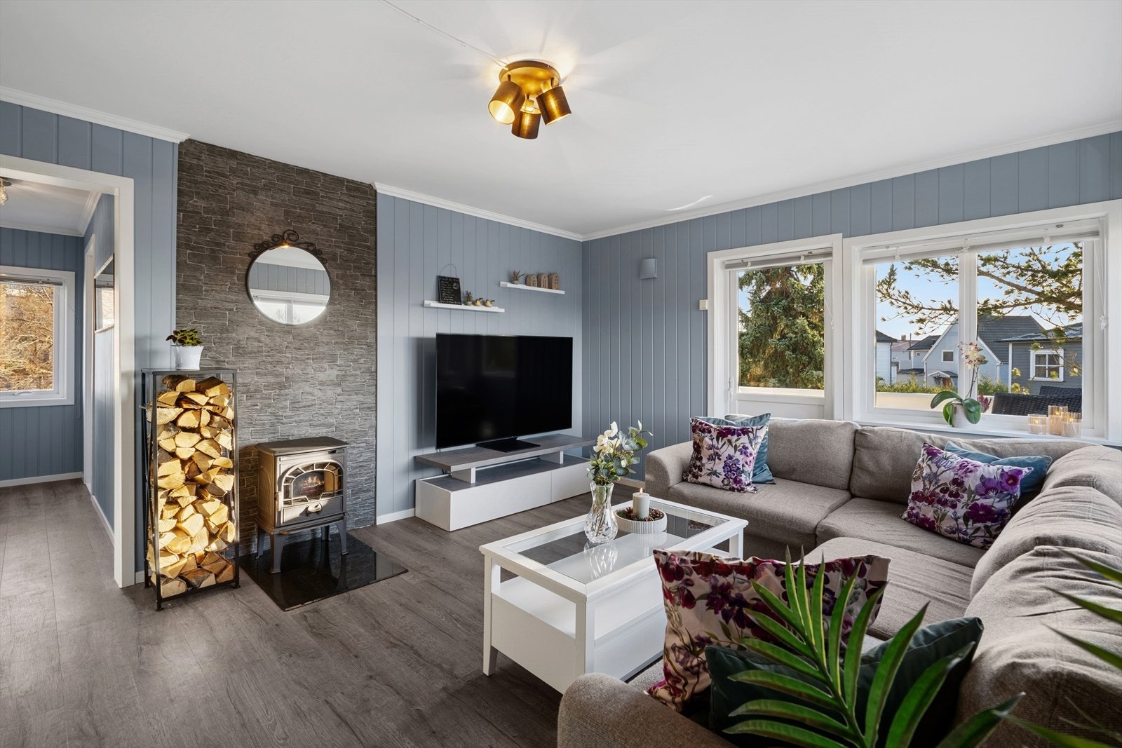 Flott vedovn, som varmer godt og bidrar til å holde strømforbruket nede. Galleribilde