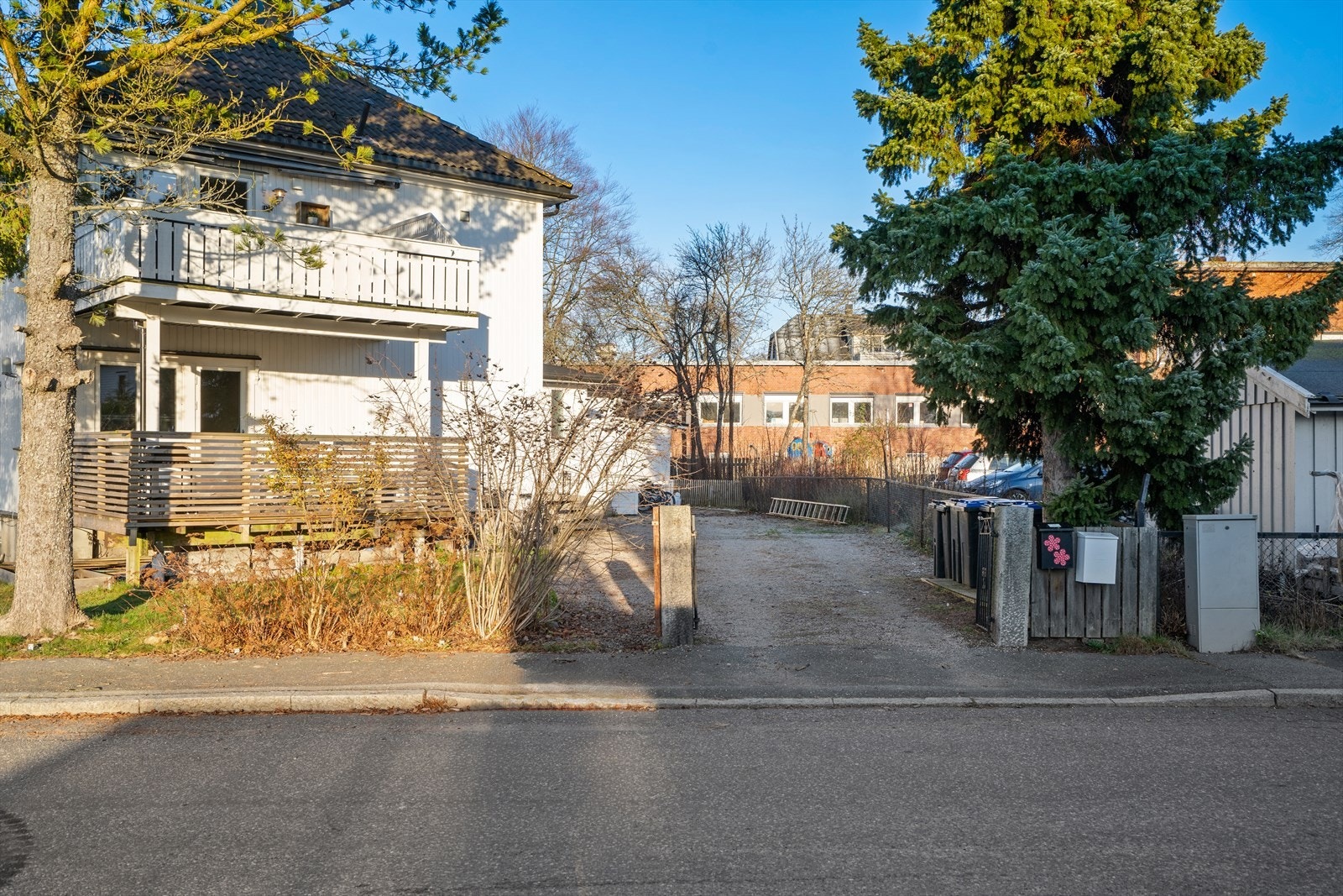 Det er parkering på egen gårdsplass. Galleribilde