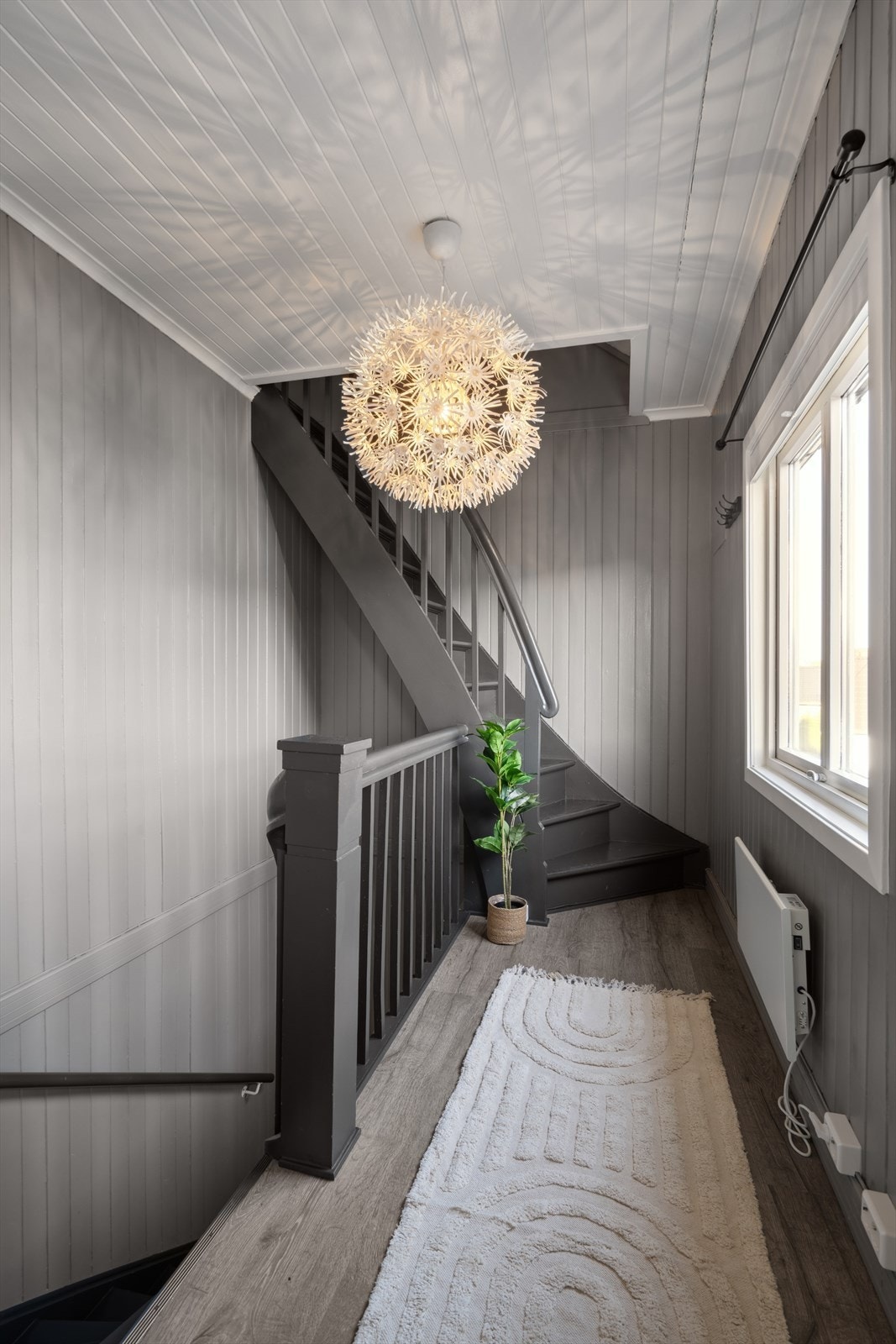 Det er enkel adkomst fra boligen og til loftet. Galleribilde