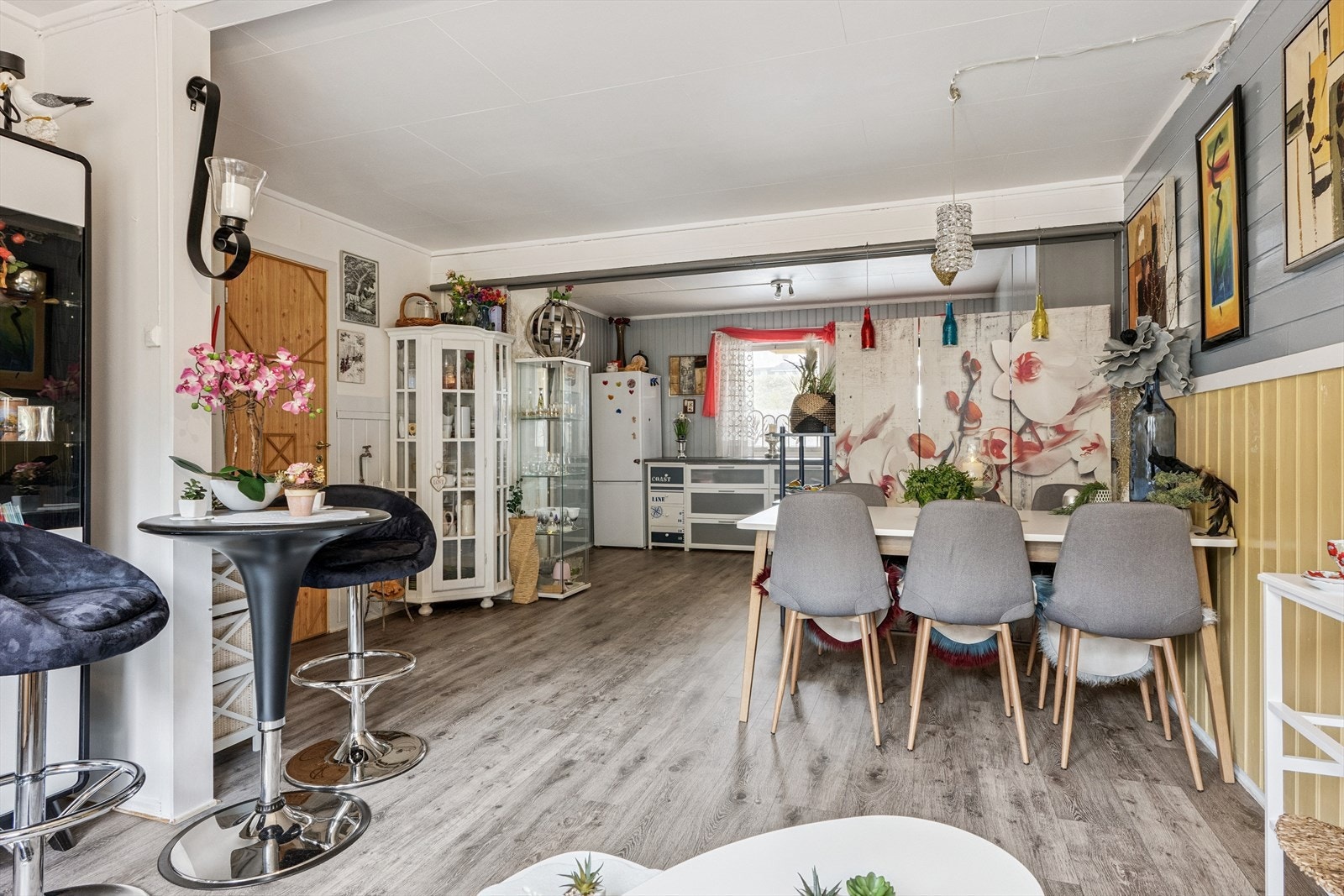 Romslig spiseplass ved kjøkken. Varmepumpe fra 2018 Galleribilde