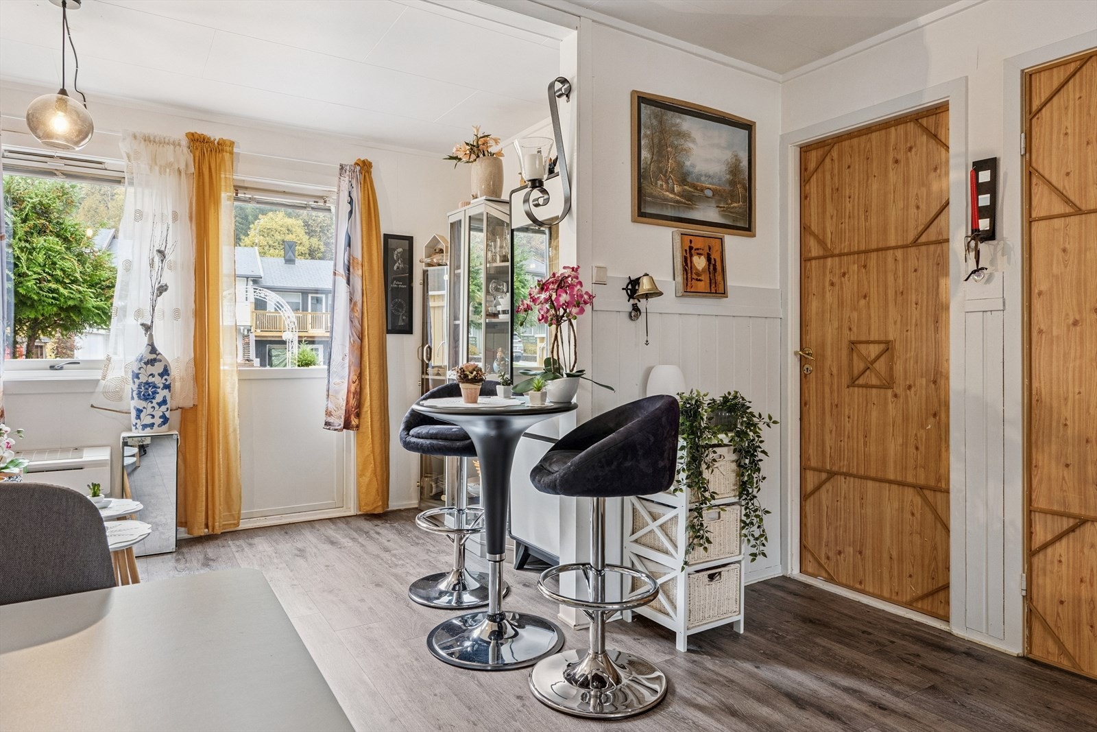 Dør inn til soverom og til spiskammers Galleribilde