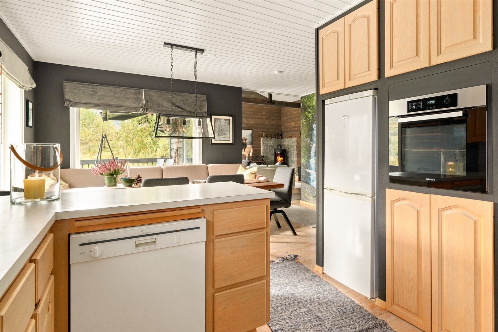 Kjøkkenet har ny integrert komfyr fra kvalitetsleverandøren Miele, integrert platetopp, oppvaskmaskin, kjøle-/fryseskap samt et lite kjøleskap. Galleribilde