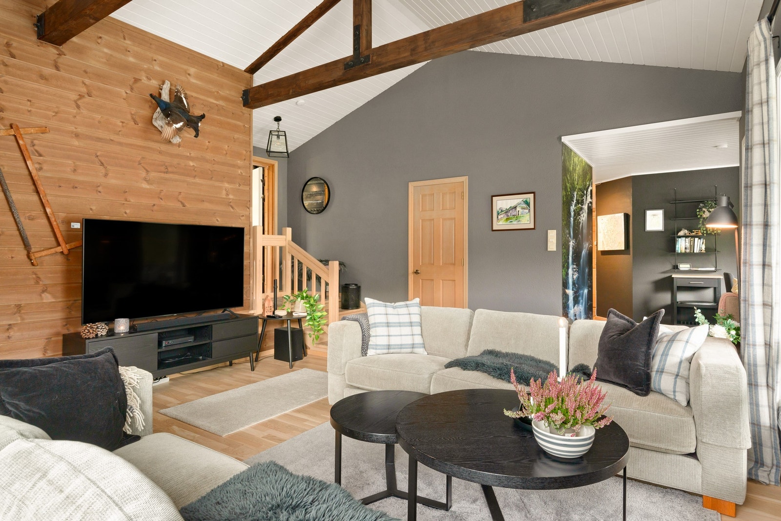 Fra stuen er det utgang til terrassen og trapp opp til hemsen. Galleribilde