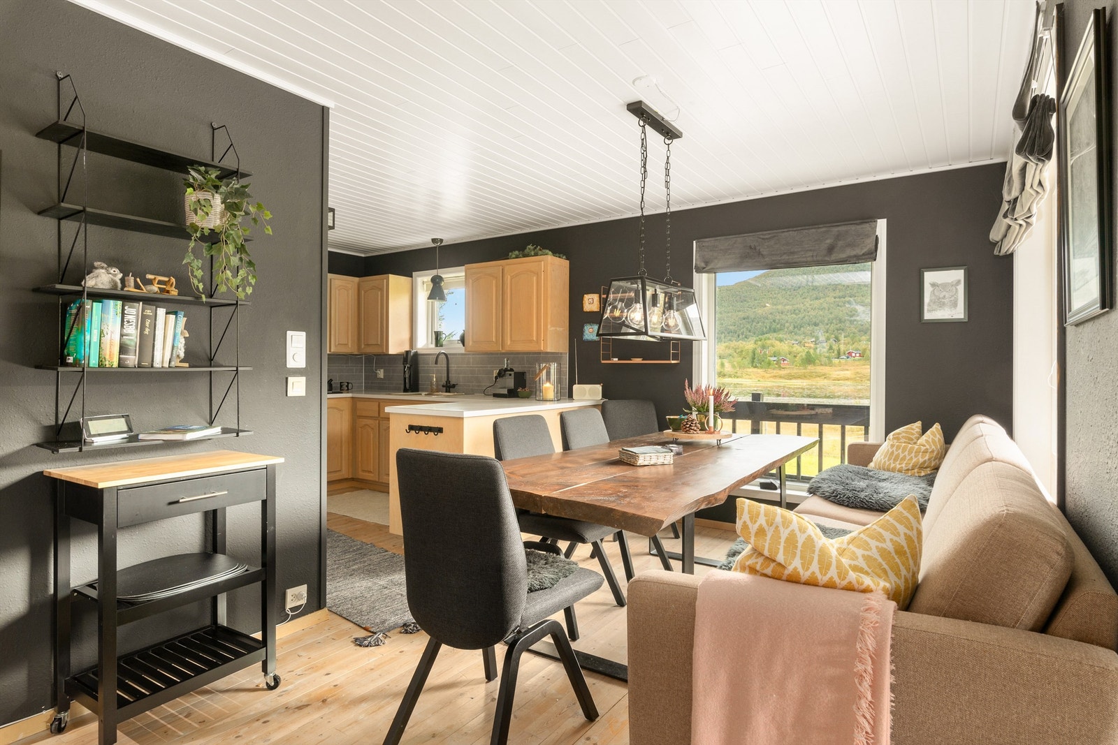 Inn mot kjøkkenet er det plass til spisegruppe, og det er flott utsikt over Sætrevatnet og skiløypa om vinteren. Galleribilde