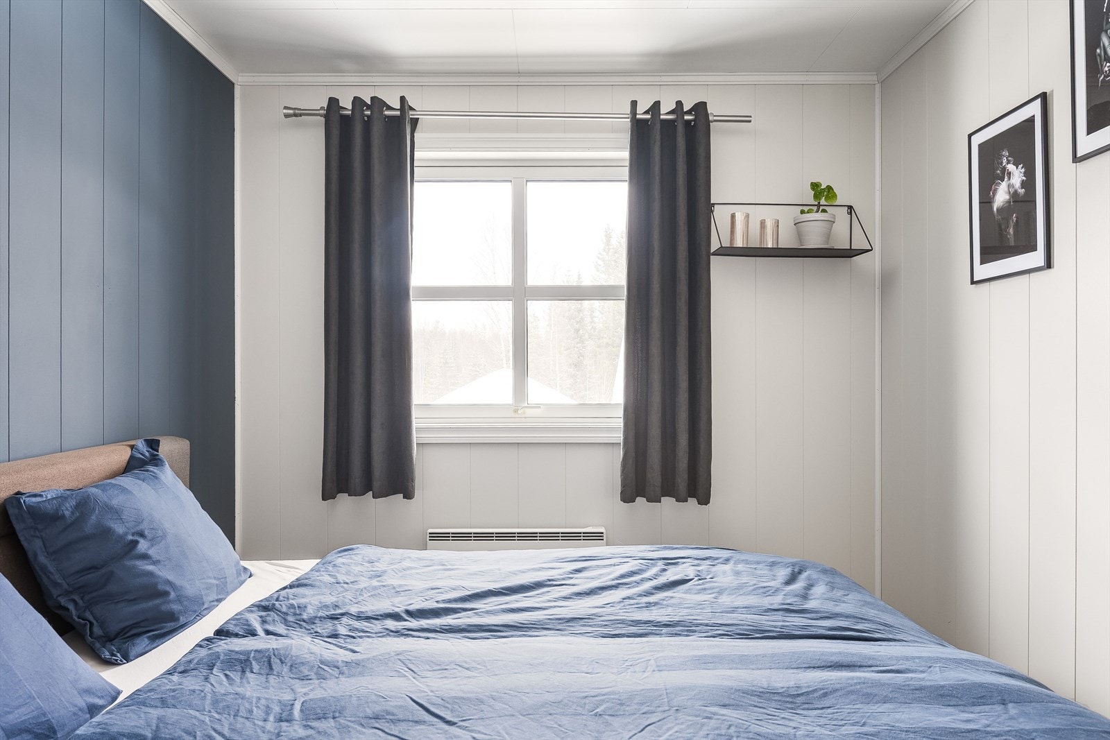 Soverommet har god standard med parkett på gulv og lysmalte panelplater på veggene med en fin blå kontrastvegg. Galleribilde