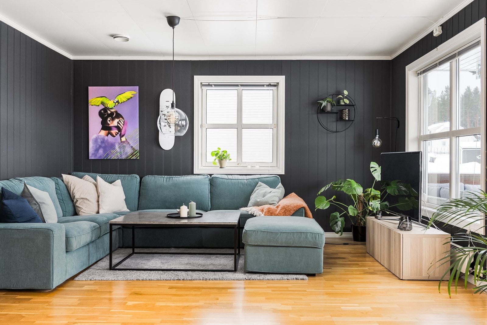 Beliggenheten på enden i byggets 2. etasje med flere store vindusflater sørger for rikelig med naturlig lys. Galleribilde