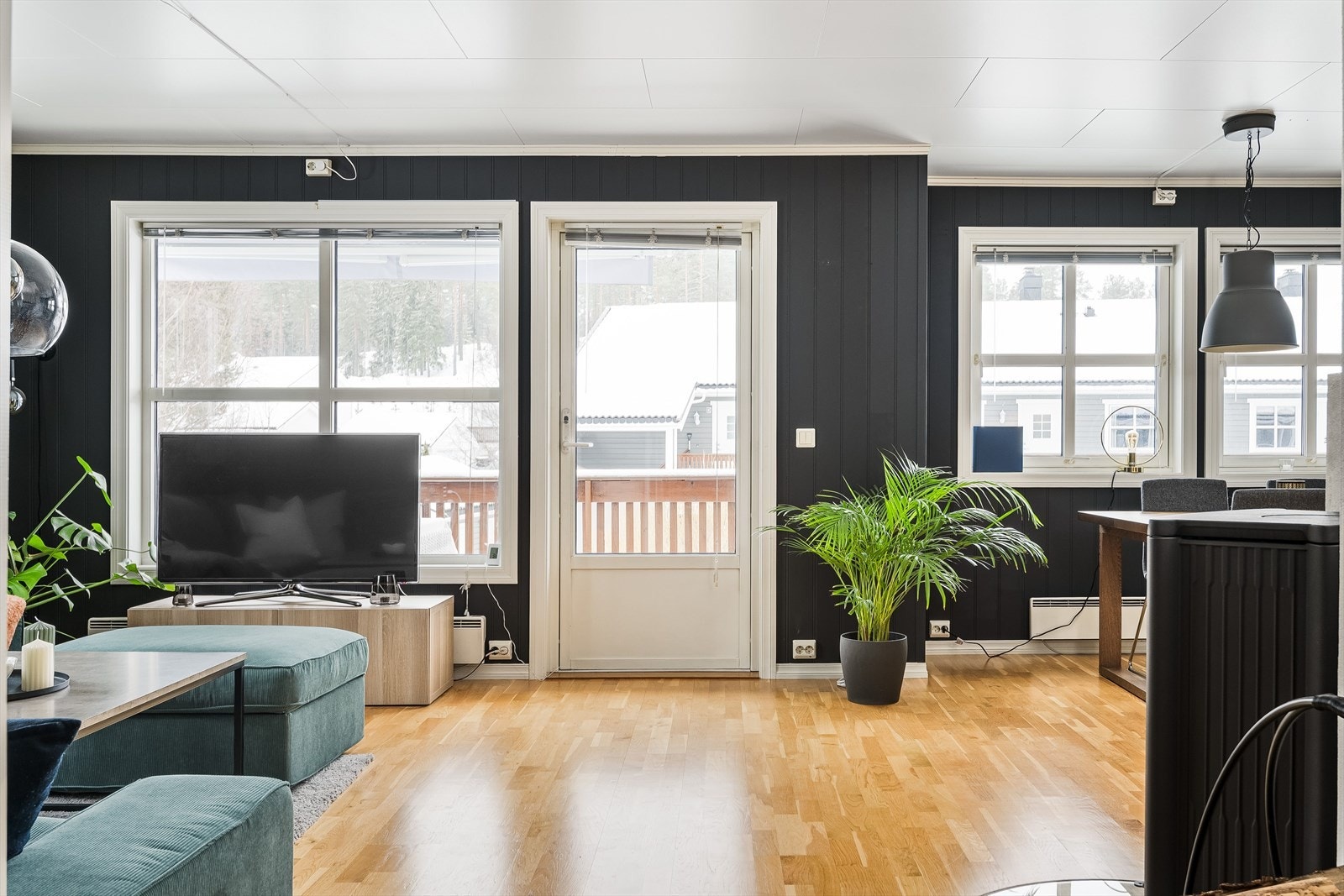 Stuen har god standard med parkett på gulv, panelplater på veggene malt i en mørk stilren farge og hovedsakelig skjult elektrisk anlegg. Galleribilde