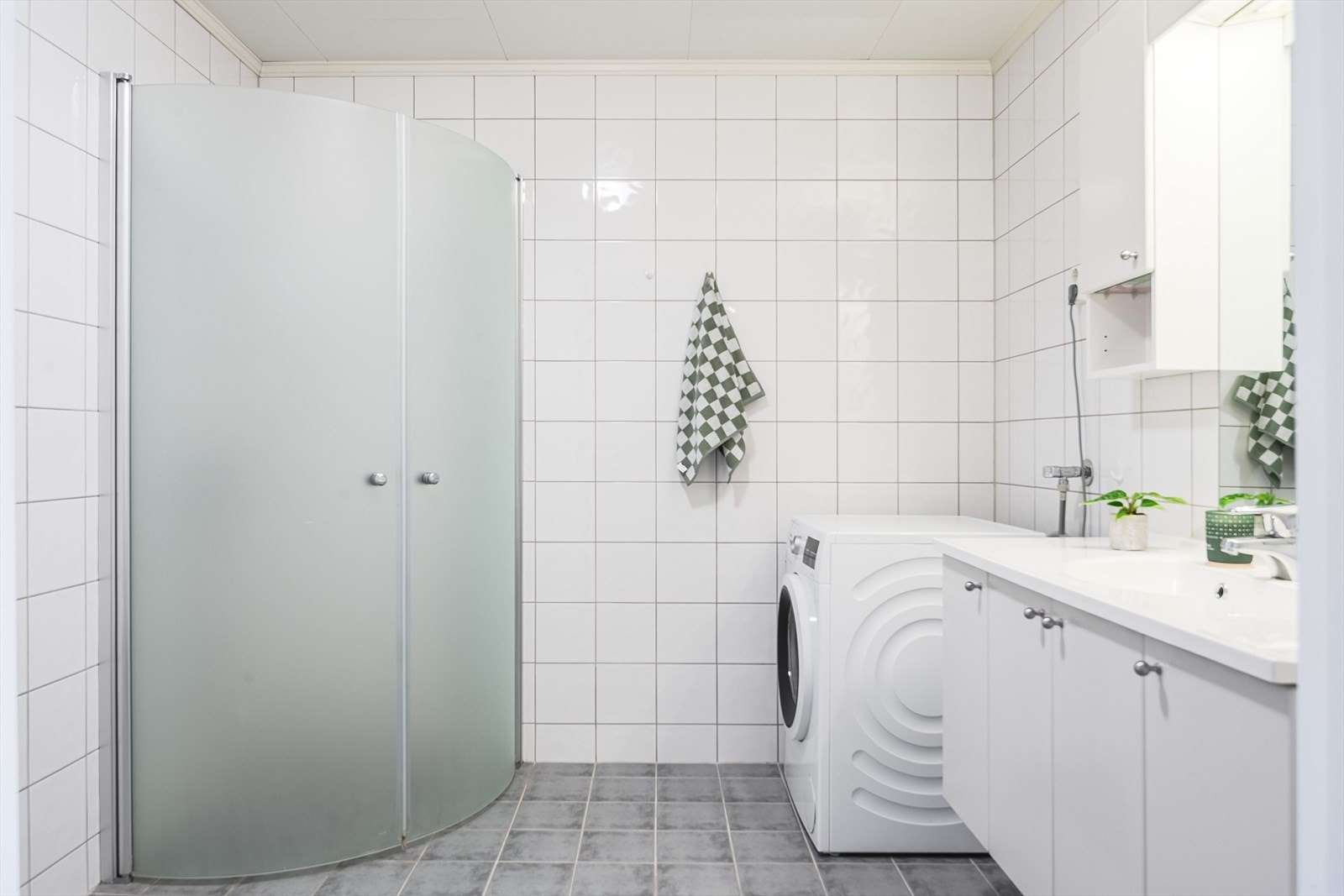 Baderommet er også utstyrt med dusjhjørne med glassdører og vegghengt toalett. Galleribilde