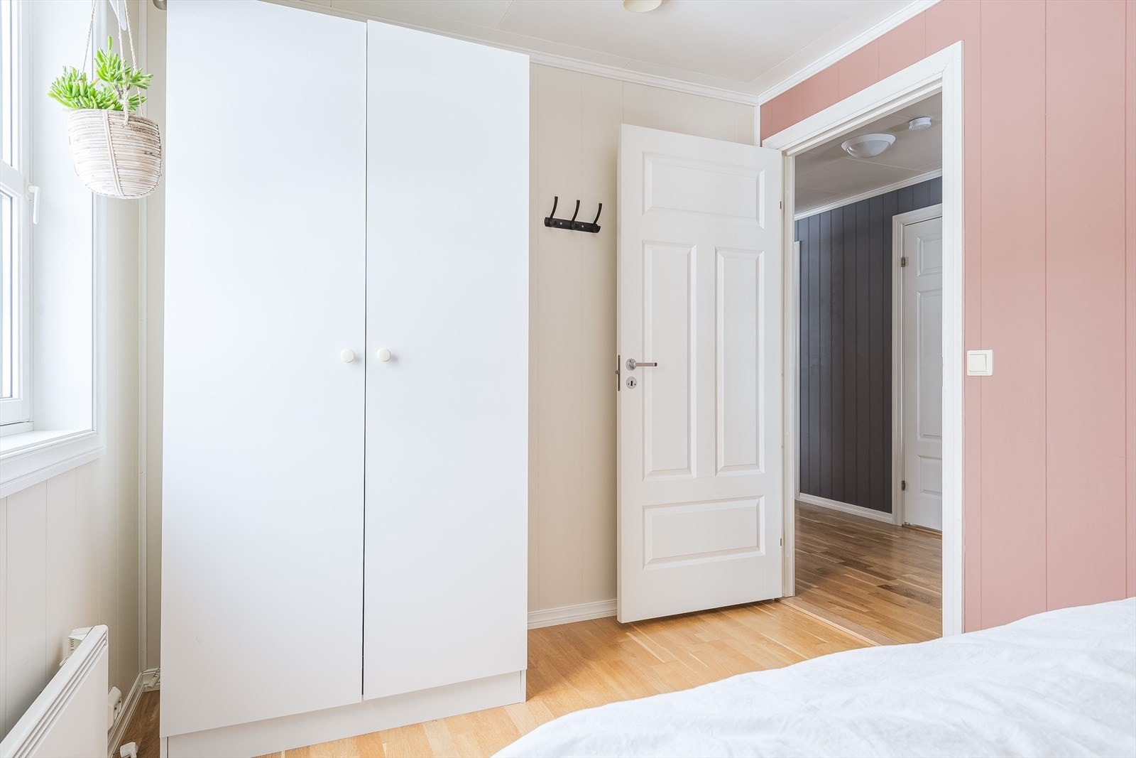 På soverommet er det plass til seng, kontorpult og oppbevaringsplass i medfølgende garderobeskap. Soverommet har samme gode standard som resten av leiligheten. Galleribilde