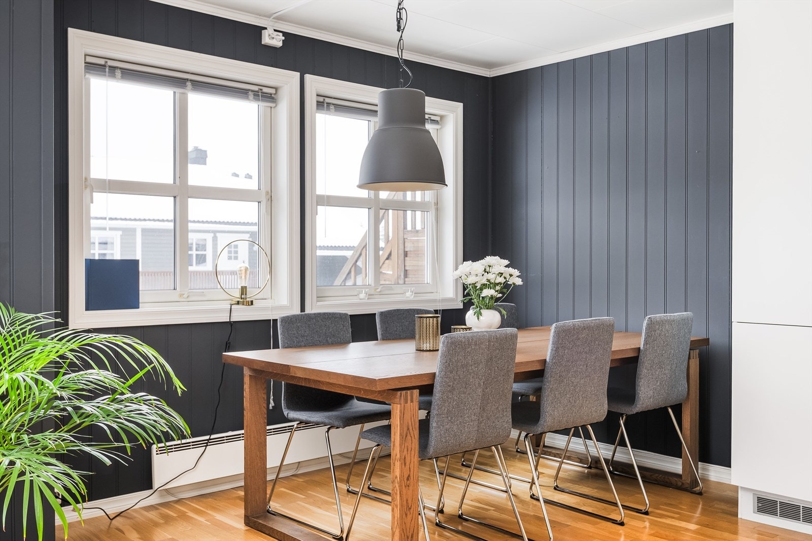 Spisestuen ligger i en fin og sosial åpen løsning med kjøkkenet. Galleribilde