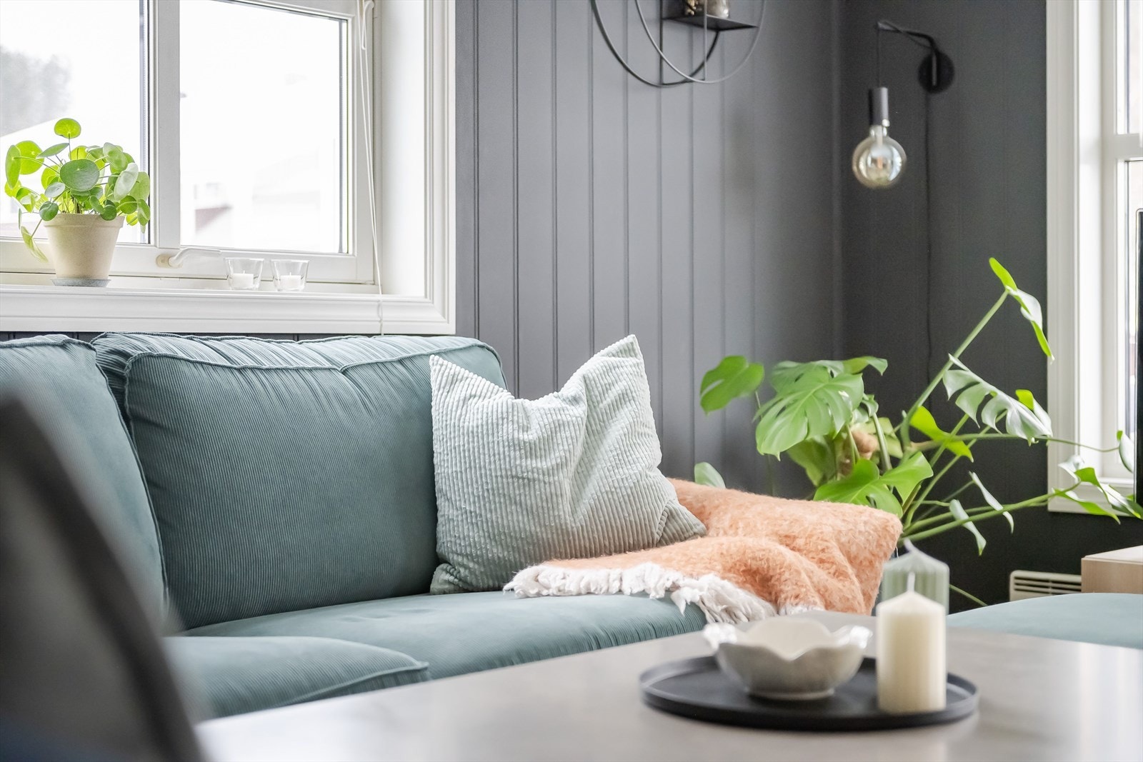 Alle vinduene i leiligheten har fine brede vinduskarmer som er perfekte for planter og dekor. Galleribilde