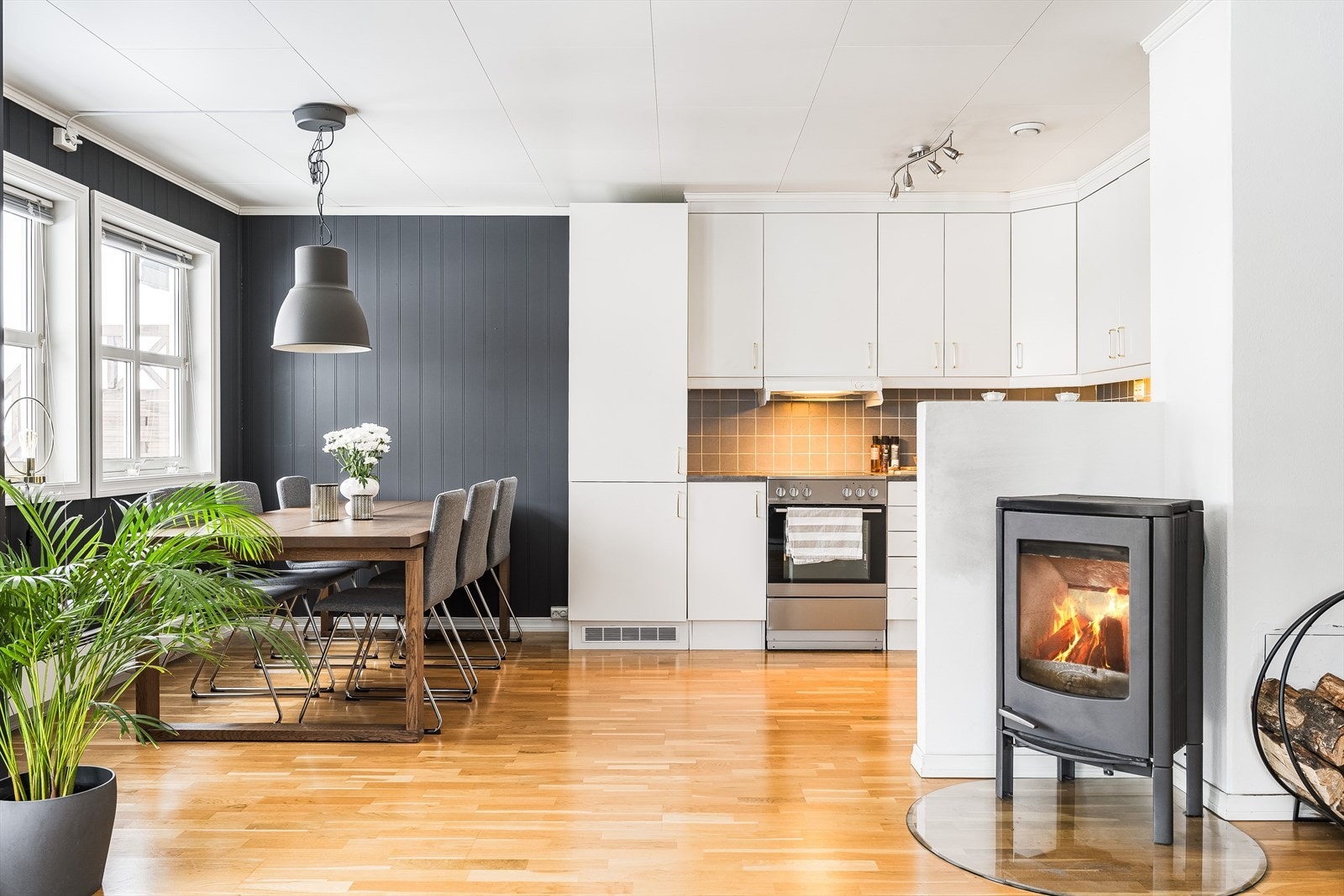 Som et fint midtpunkt i stuen har du en koselig peisovn som både gir god varme og bidrar til ekstra hygge på kaldere høst- og vinterdager. Galleribilde