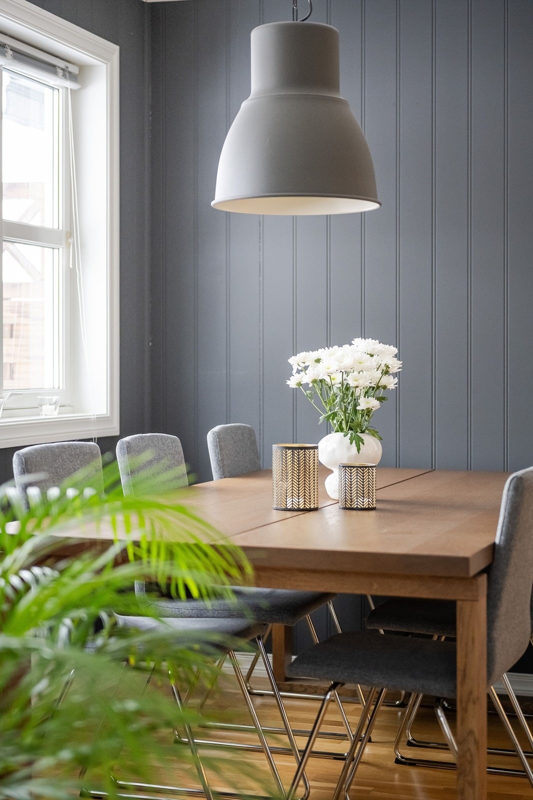 Stuen er romslig med god plass til et stort spisebord i tilknytning til kjøkkenet. Galleribilde