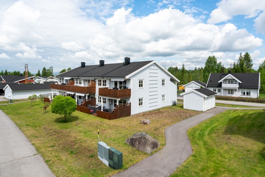 Det er gangavstand til barnehage, barneskole, samt flere butikker på Ydalir. Med bymarka rett utenfor døra kan du også nyte friluft og flotte turområder. Galleribilde