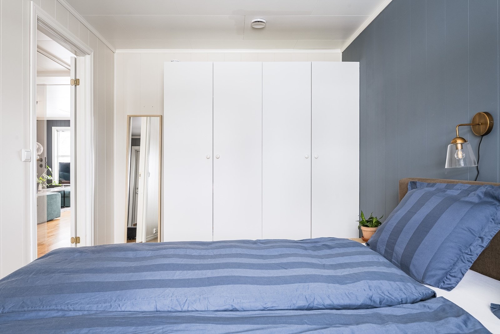 På soverommet har du god plass til stor dobbeltseng med tilhørende nattbord, samt god oppbevaringsplass i medfølgende garderobeskap. Galleribilde