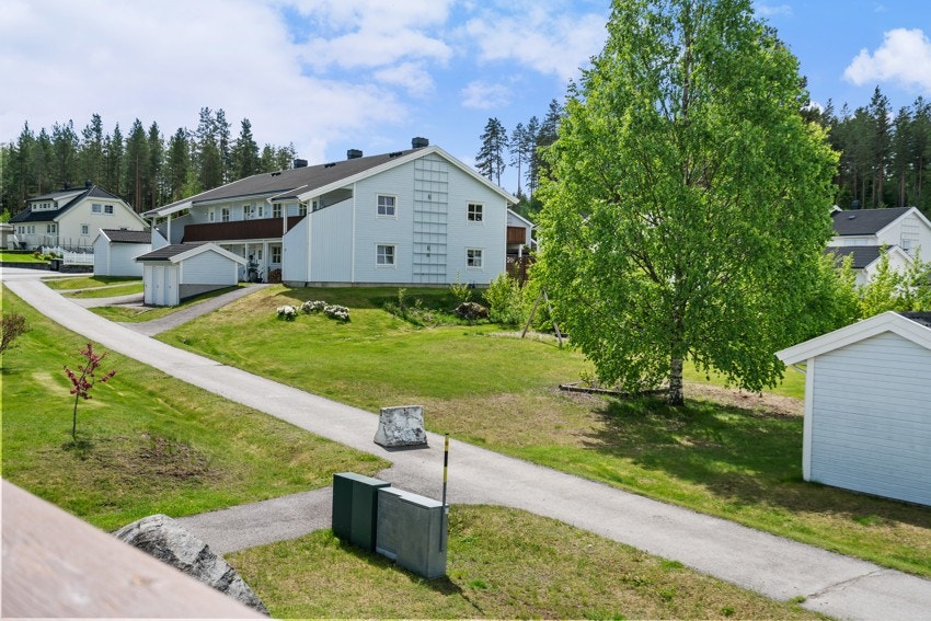 Leiligheten ligger på enden i byggets 2. etasje i en 6-mannsbolig fra 2007. Galleribilde