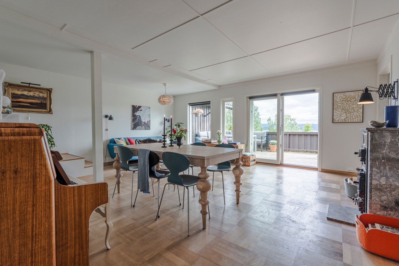 Gjennom inngangsdørens mange glasspaneler slippes ettermiddagssolen rett inn i gangen og stuen. Galleribilde