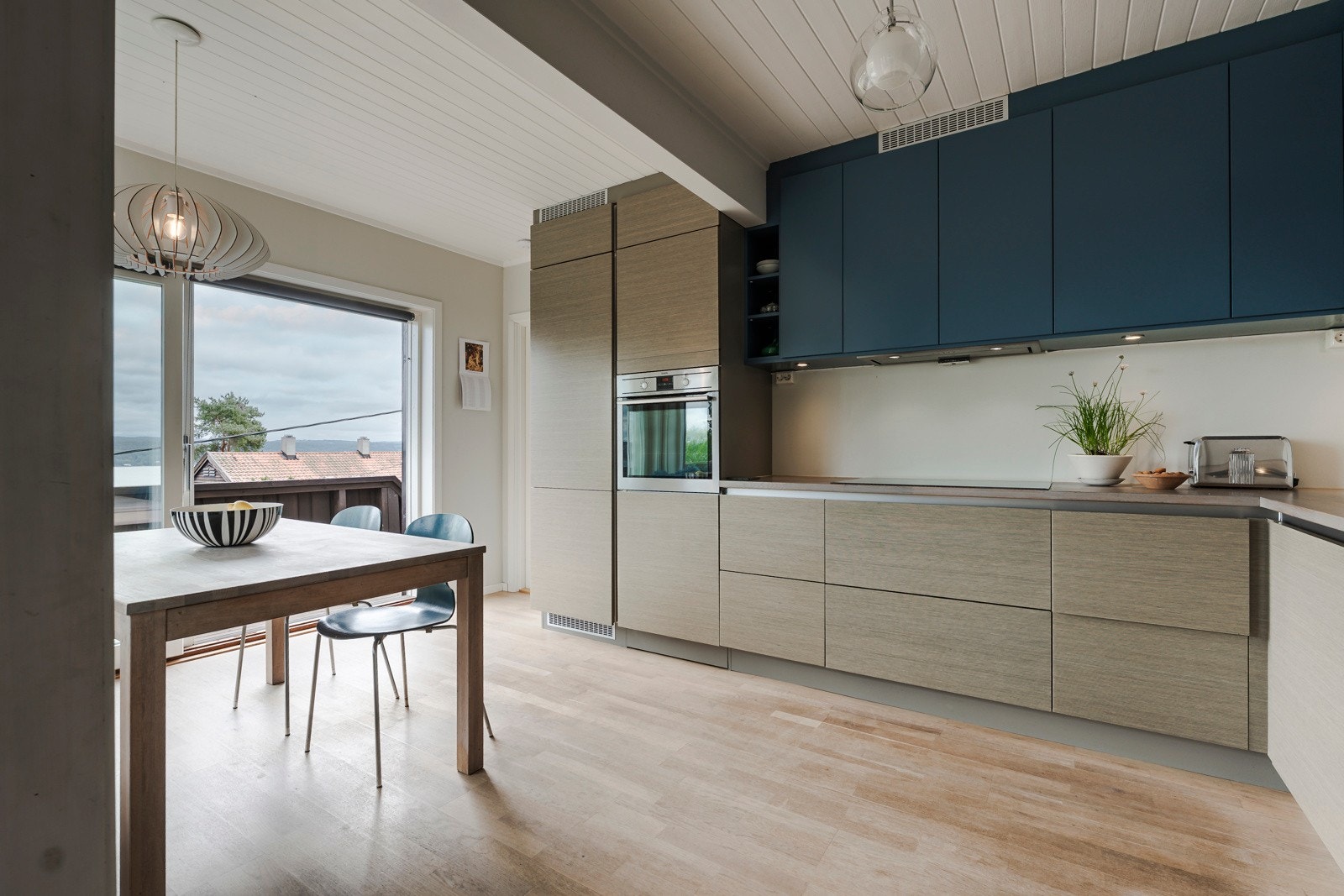 Moderne kjøkkeninnredning fra HTH med glatte fronter og heltre eik gråoljet benkeplate - nytt i 2016. Galleribilde