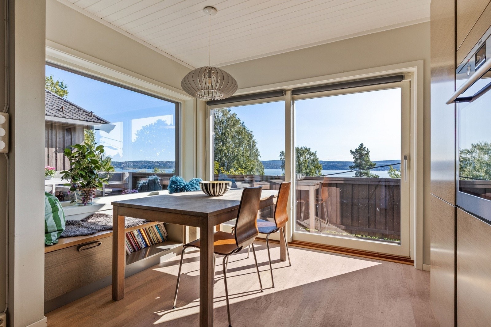 En romslig bolig som de siste årene er påkostet med bl.a. to nye baderom fra 2019, samt et kjøkken fra 2016. Galleribilde