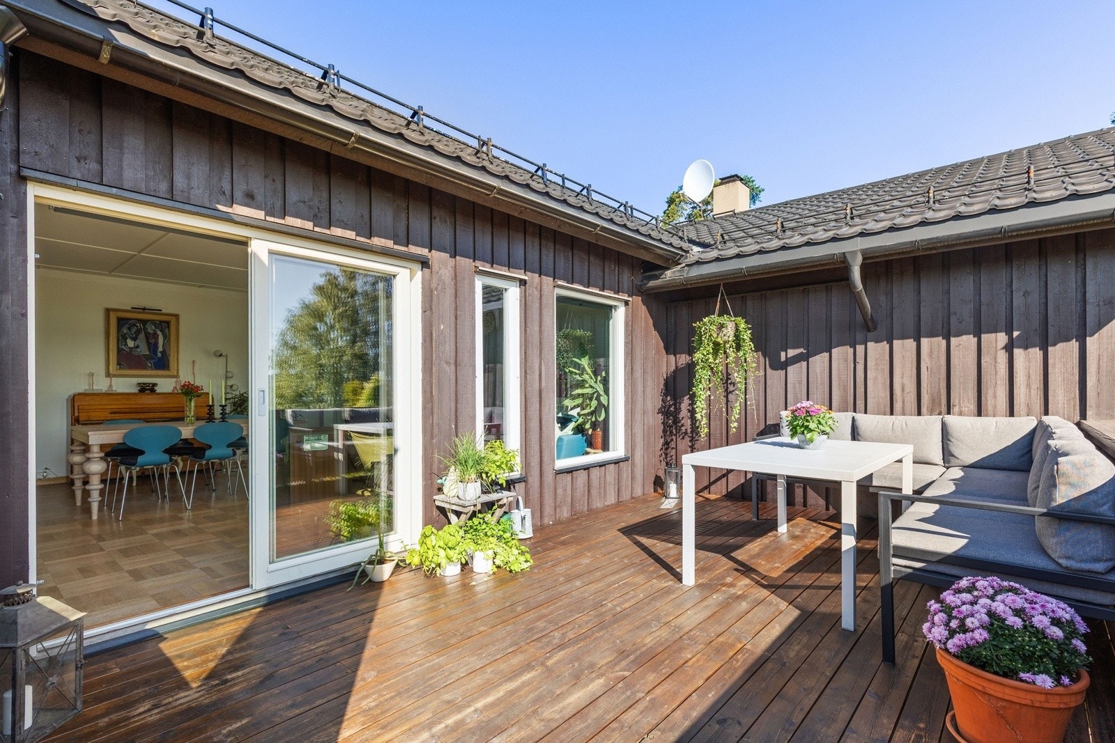 Balkongen blir som en forlengelse av oppholdsrommet store deler av året. Galleribilde