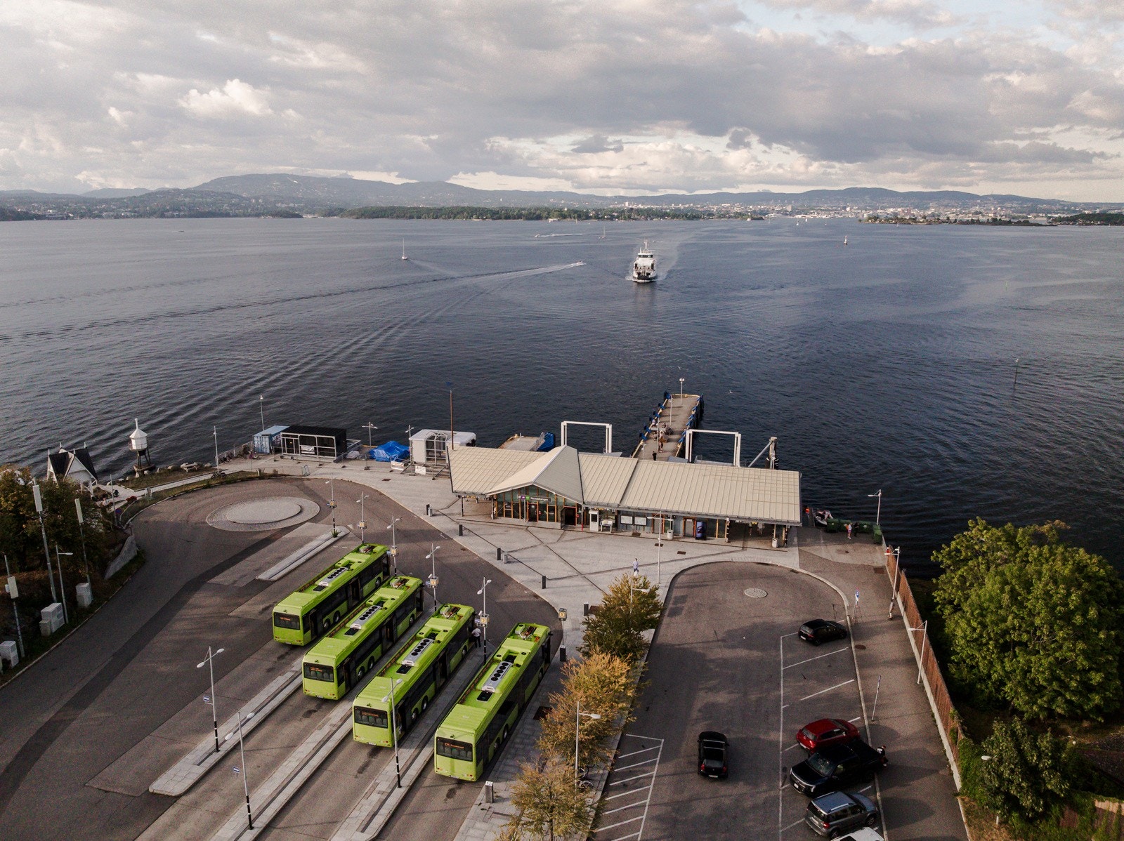 Bussene korresponderer med hurtigbåten fra Nesoddtangen brygge - perfekt for pendlere. Galleribilde