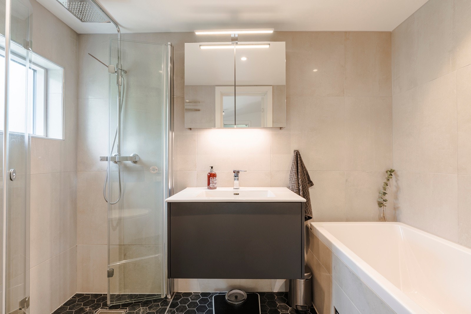 I 2019 ble badet pusset opp med servant i porselen med tilhørende skuff i mørk grå fra Foss bad og speilskap med overlys fra Vedum. Galleribilde