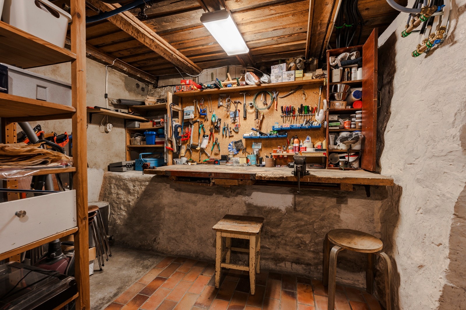 Bod med god lagringsplass for sportsutstyr eller konserverte matvarer fra høstens matsankeprosjekter. Har du en drøm om et hobbyrom, er dette muligheten. Galleribilde