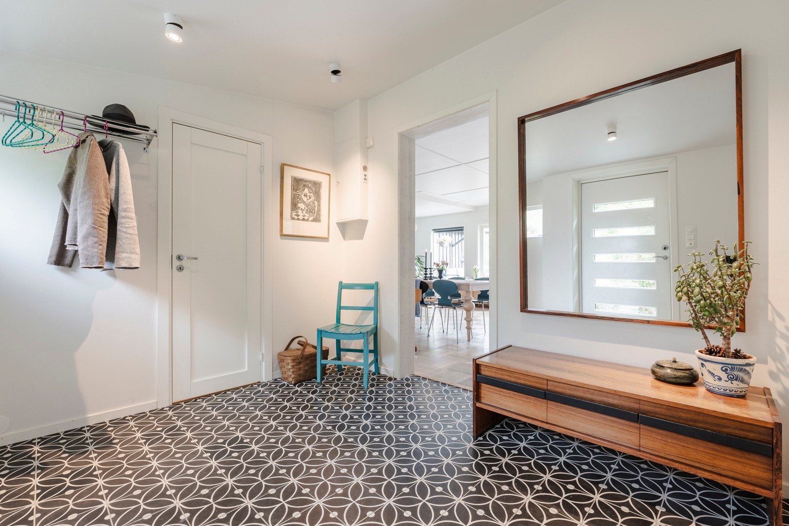 Du ønskes velkommen inn til en innbydende og stor entré. Det er flotte fliser på gulvet og plass til stort speil over kommode. Galleribilde