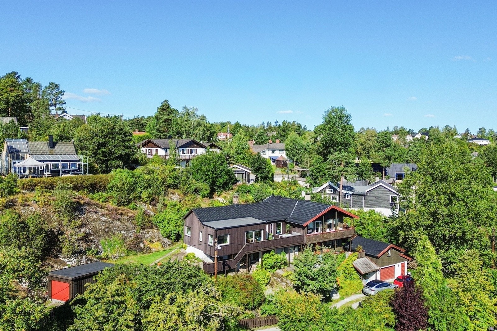 Boligen ligger i en blindvei med få hus i et idyllisk og fredelig område med meget godt naboskap. Galleribilde
