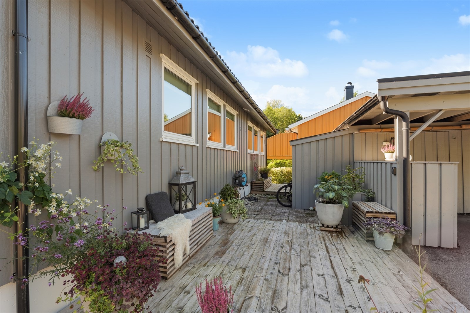 Det er også etablert en hyggelig uteplass ved inngangspartiet - hvor det er fint å nyte en god kopp kaffe på morgenen. Galleribilde