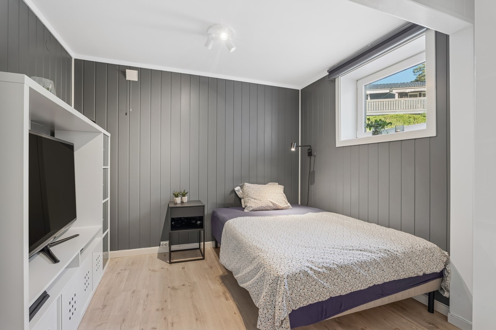 Dette rommet er opprinnelig to boder som er slått sammen. Dette rommet er ikke godkjent som soverom. Galleribilde