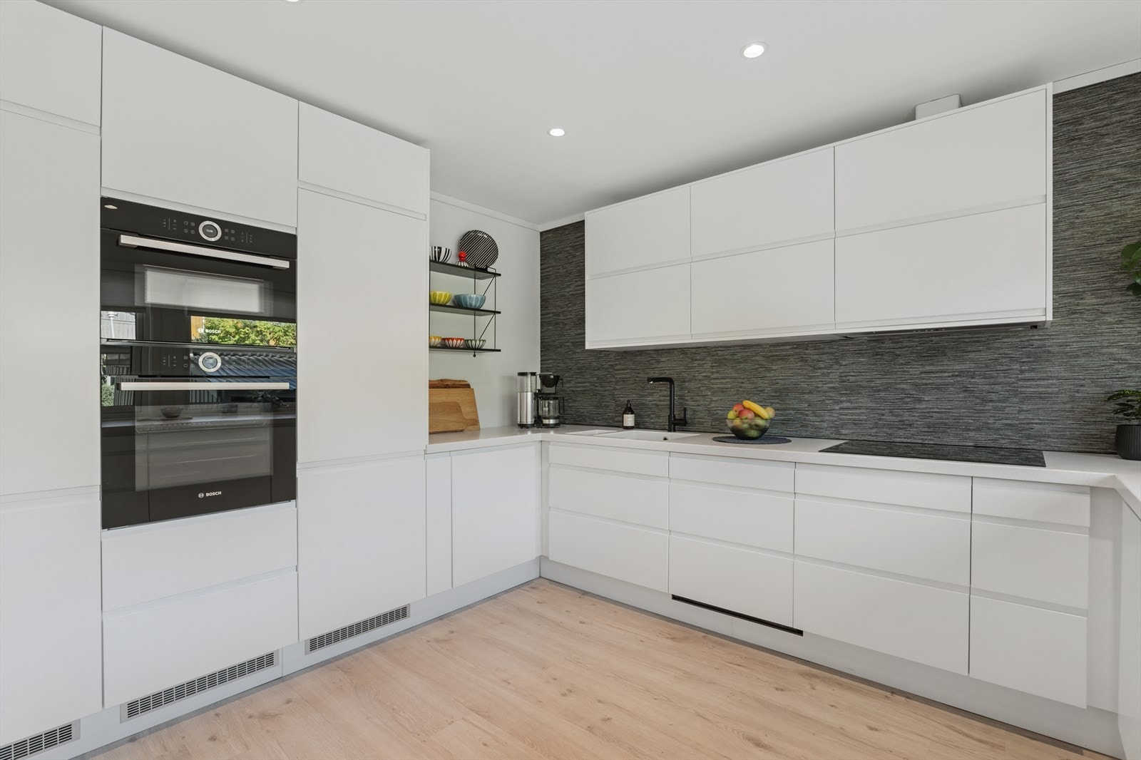 Kjøkkenet ble pusset opp i 2017/2018 og fremstår som tidløst og delikat. Galleribilde