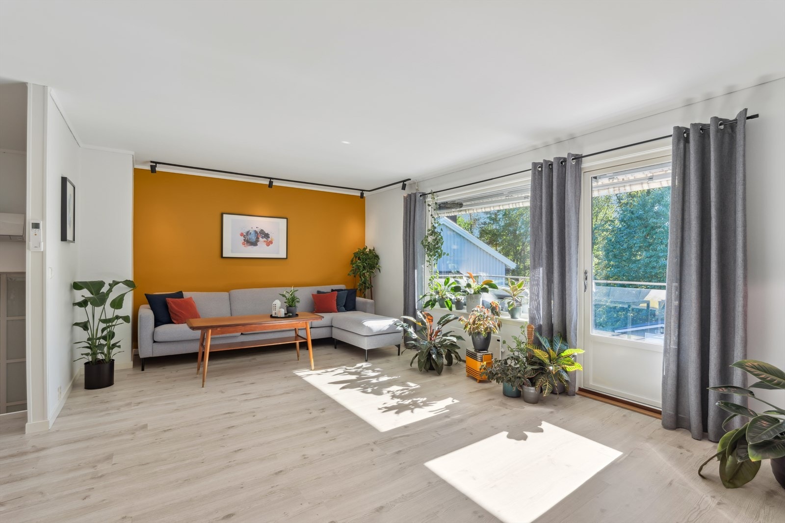 Stuen er romslig, og det er god plass til ulike møblering soner. Galleribilde