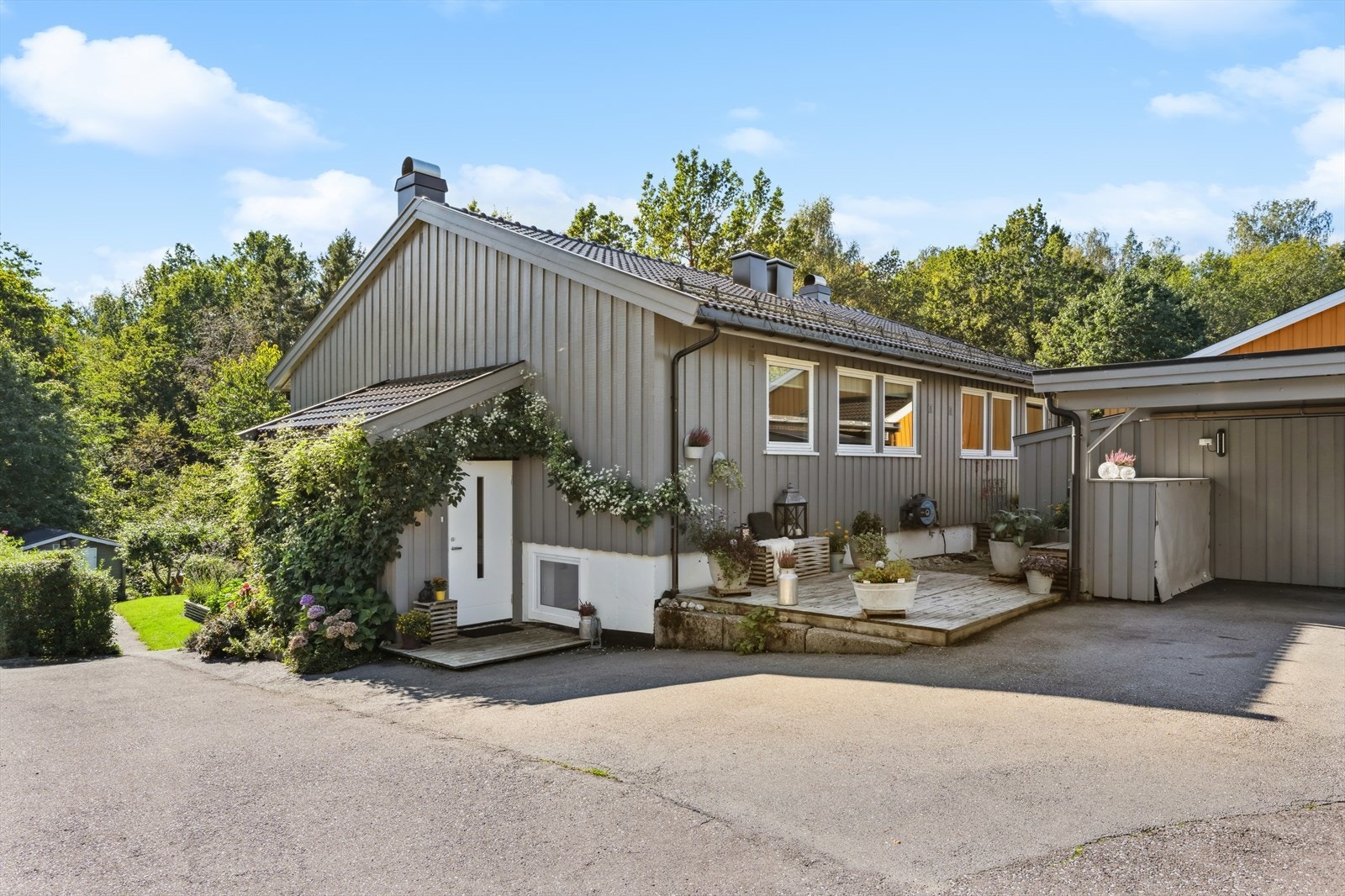 Carporten ligger rett i tilknytningen til boligen. Det er også en sykkebod/-parkering bak carporten. Galleribilde